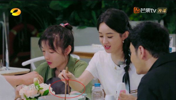 Triệu Lệ Dĩnh và Huỳnh Hiểu Minh bị ném đá vì cách ăn uống mất vệ sinh trên truyền hình ảnh 1