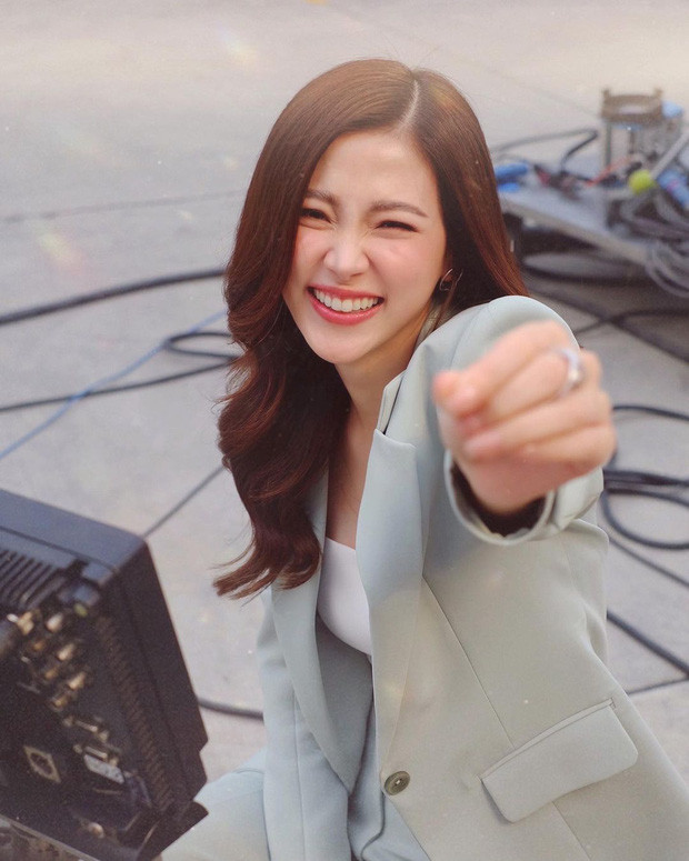 Dàn sao châu Á rạng rỡ đón năm mới, 'mỹ nhân Tân Cương' xinh như mộng múa dân tộc ảnh 10