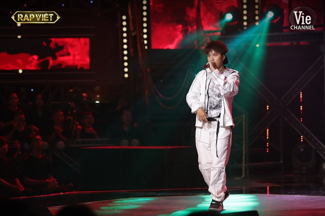 Thí sinh mang thơ Tố Hữu, hát xẩm ‘thổi bay’ sân khấu khấu ‘Rap Việt’ ảnh 4