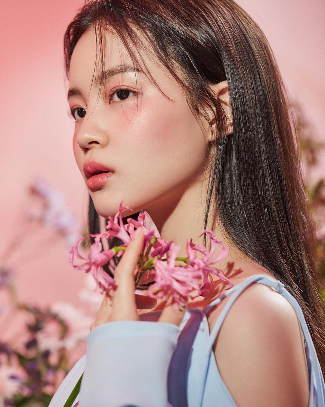 Địch Lệ Nhiệt Ba e ấp diện váy công chúa, khoe khéo lưng trần gợi cảm ảnh 6