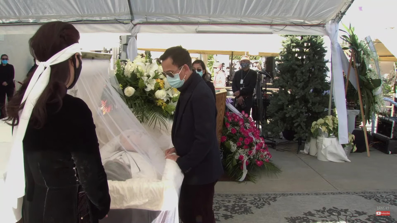 Xót xa khoảnh khắc vợ nhìn mặt nghệ sĩ Chí Tài lần cuối trước khi chia xa vĩnh viễn ảnh 8