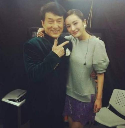 Dương Mịch năm 17 tuổi trong vòng tay của Thành Long được dân mạng nhận xét như bố con ảnh 4