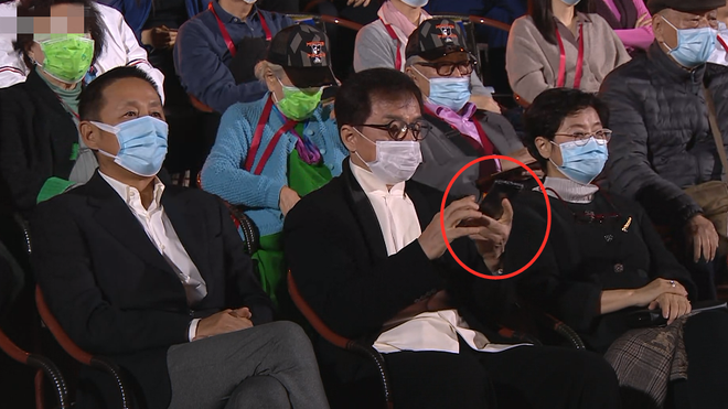 Con gái 17 tuổi của tài tử Nhật Bản gây tranh cãi vì ăn mặc quá gợi cảm ảnh 9