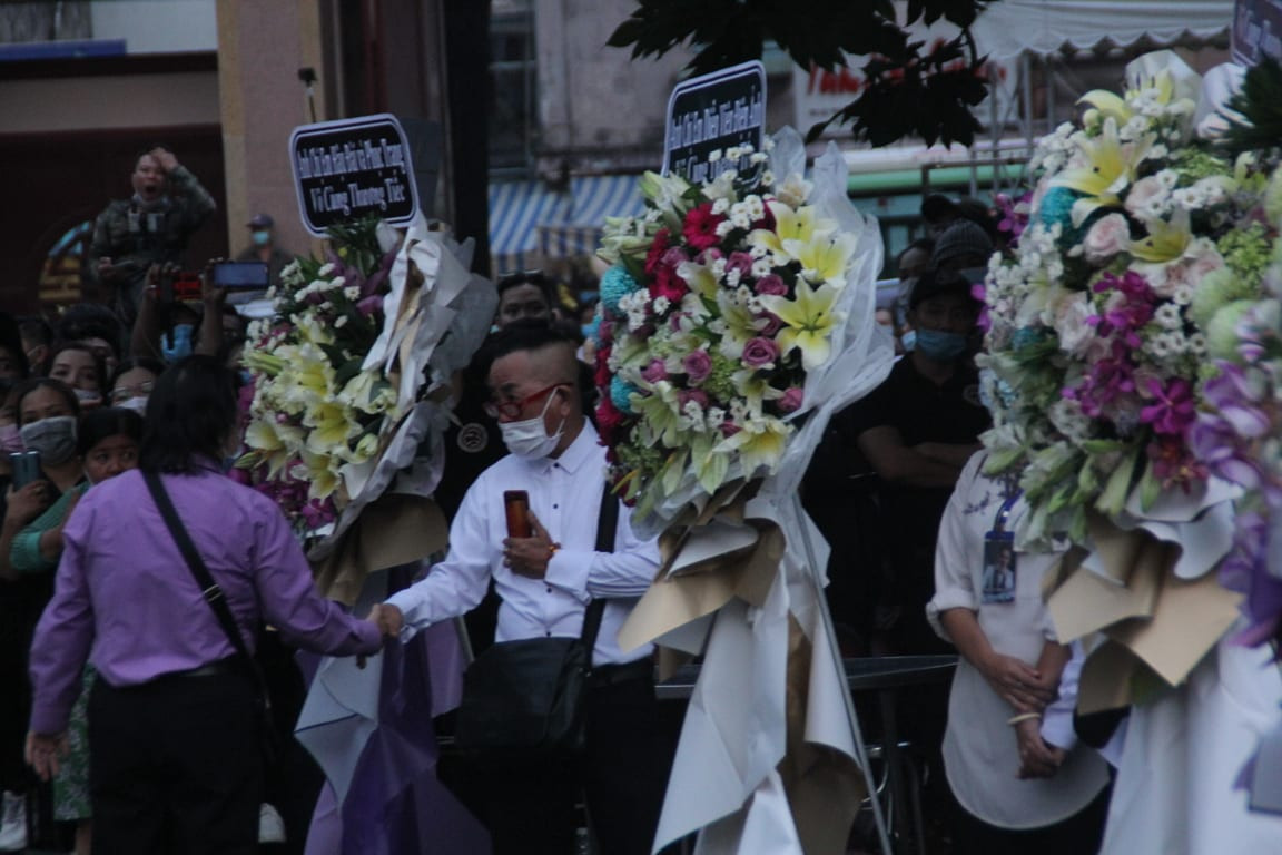 Hàng nghìn người dân chờ dưới mưa dọc đường ra sân bay để chào Chí Tài lần cuối ảnh 4