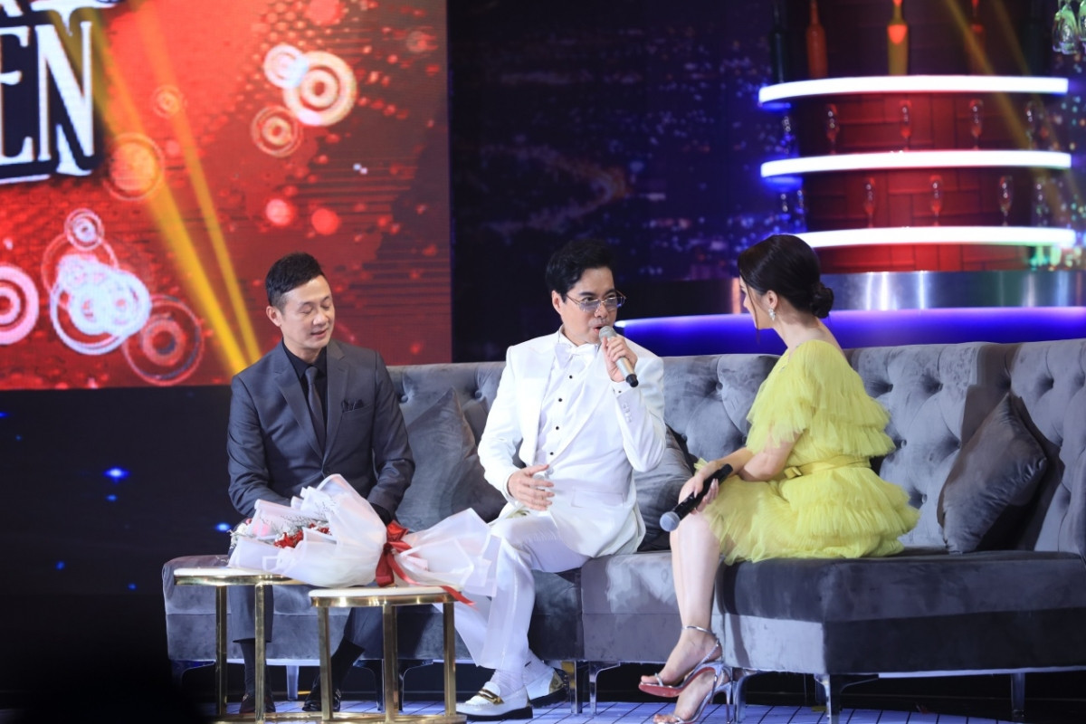 Ngọc Sơn quỳ gối tặng mẹ chữ Hiếu, nước mắt lã chã rơi vì tình cảm của fan cứng ảnh 2