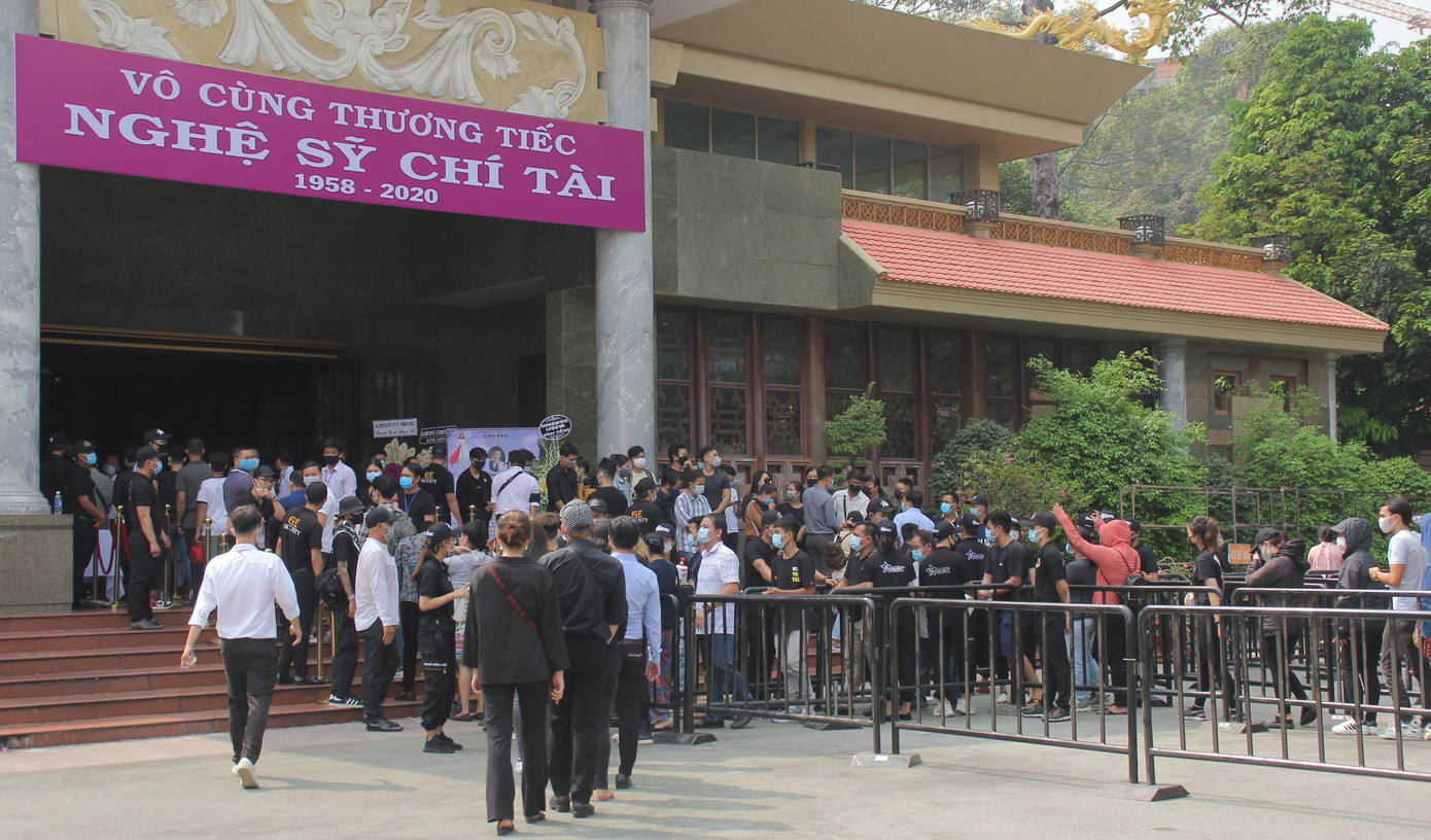 Người dân xếp hàng dài xuyên trưa chờ được nhìn Chí Tài lần cuối trước khi qua Mỹ ảnh 1