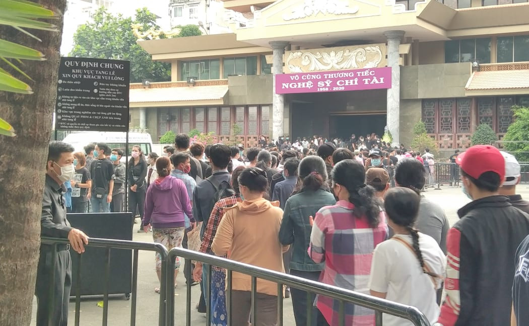 Người dân xếp hàng dài xuyên trưa chờ được nhìn Chí Tài lần cuối trước khi qua Mỹ ảnh 2