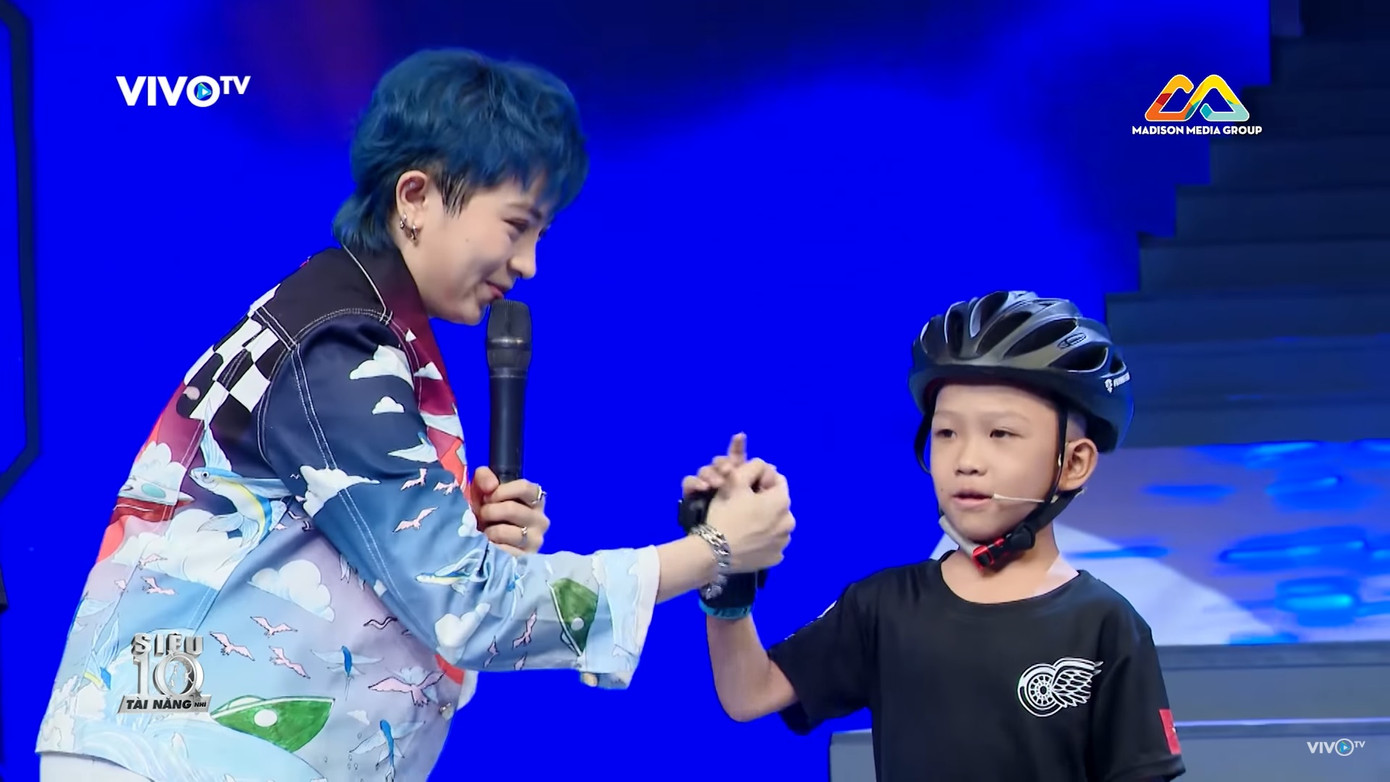 Siêu nhí trượt patin nhảy qua 6 người khiến vợ chồng Trấn Thành toát mồ hôi hột ảnh 1