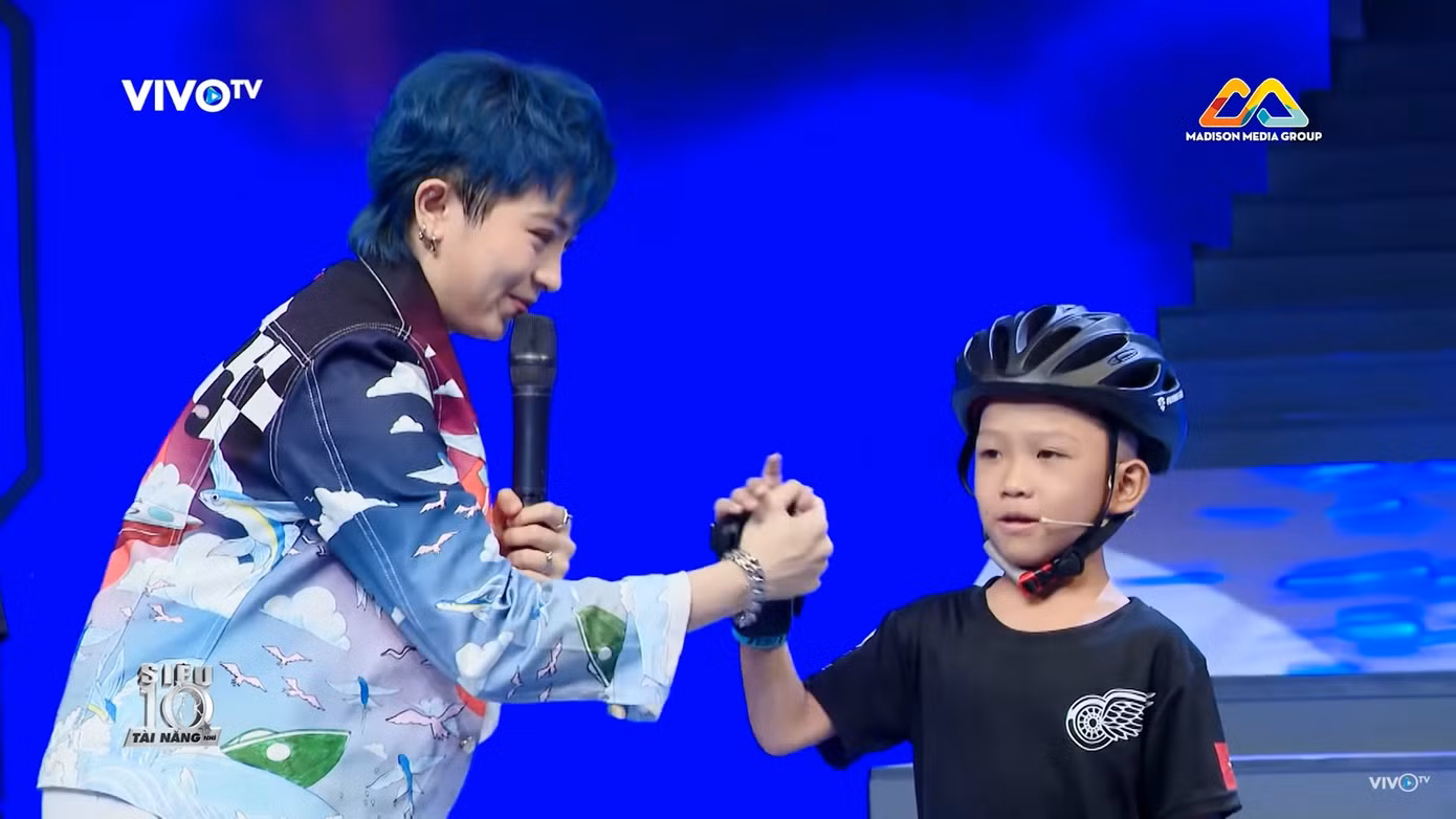 Siêu nhí trượt patin nhảy qua 6 người khiến vợ chồng Trấn Thành toát mồ hôi hột ảnh 1