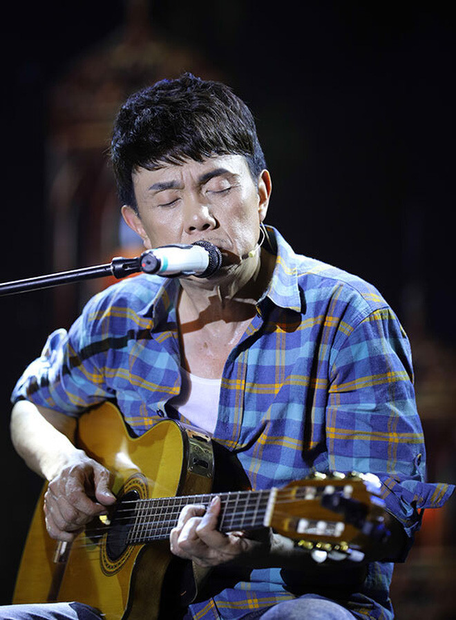 Hình ảnh cây đàn lặng yên bên linh cữu Chí Tài gây xúc động mạnh ảnh 4