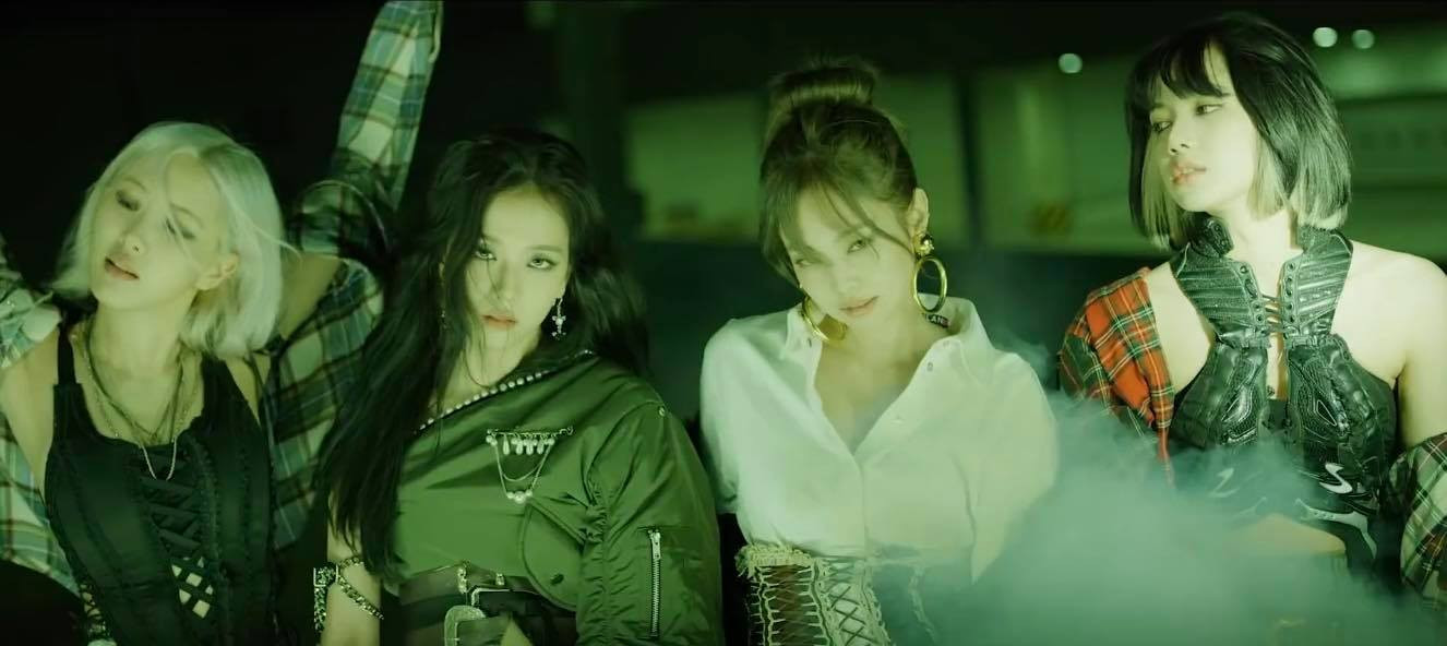 Nữ thần tượng Nhật Bản chụp ảnh hở ngực táo bạo trên tạp chí người lớn ảnh 12