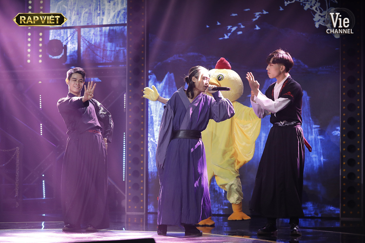 Giữ đúng lời hứa, Hydra ‘chặt tay’ hóa Dương Quá, rủ Cô Cô đi ăn miến lươn ở Rap Việt ảnh 1