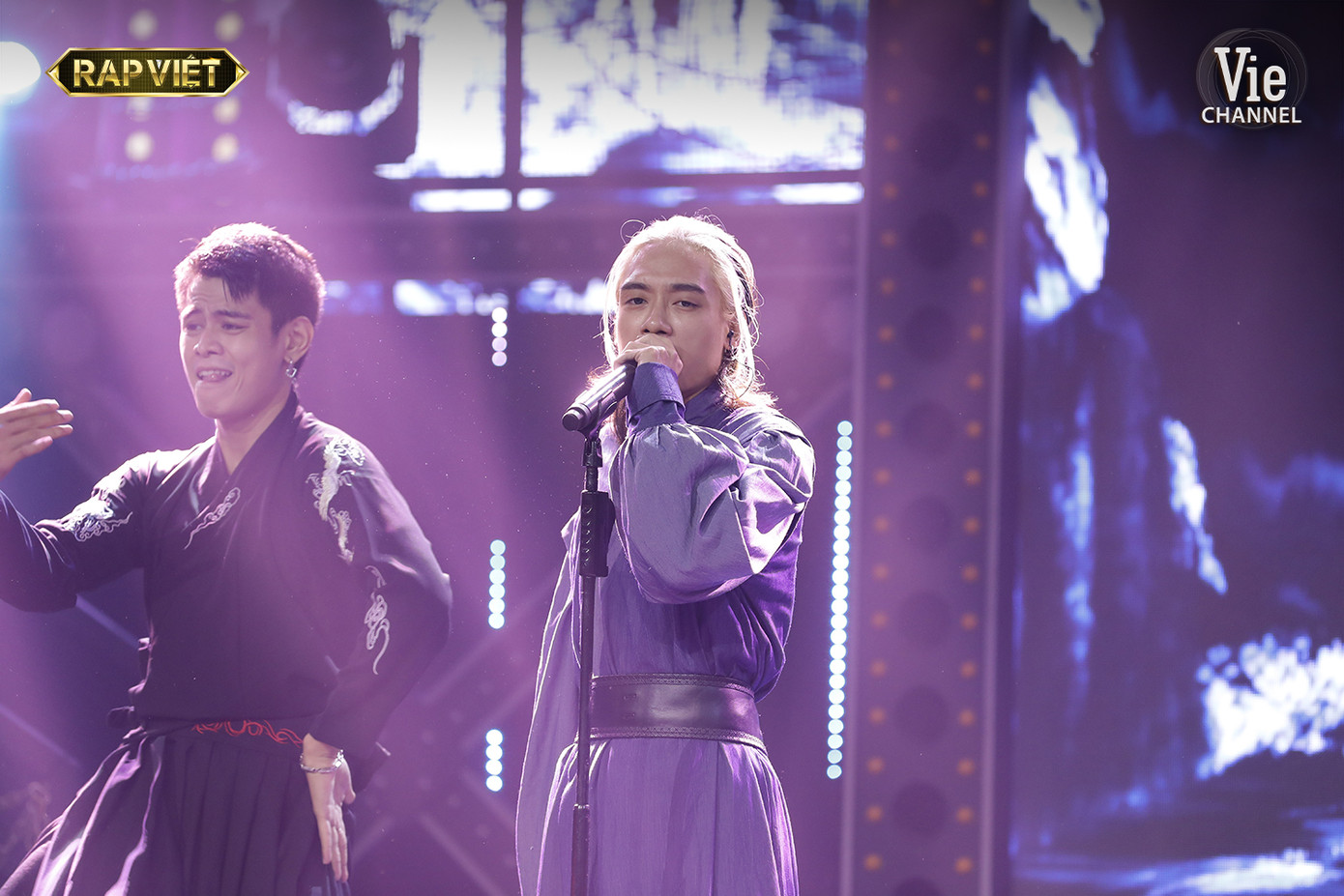 Giữ đúng lời hứa, Hydra ‘chặt tay’ hóa Dương Quá, rủ Cô Cô đi ăn miến lươn ở Rap Việt ảnh 2