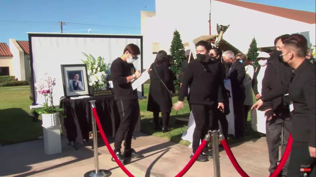 Xót xa khoảnh khắc vợ nhìn mặt nghệ sĩ Chí Tài lần cuối trước khi chia xa vĩnh viễn ảnh 2