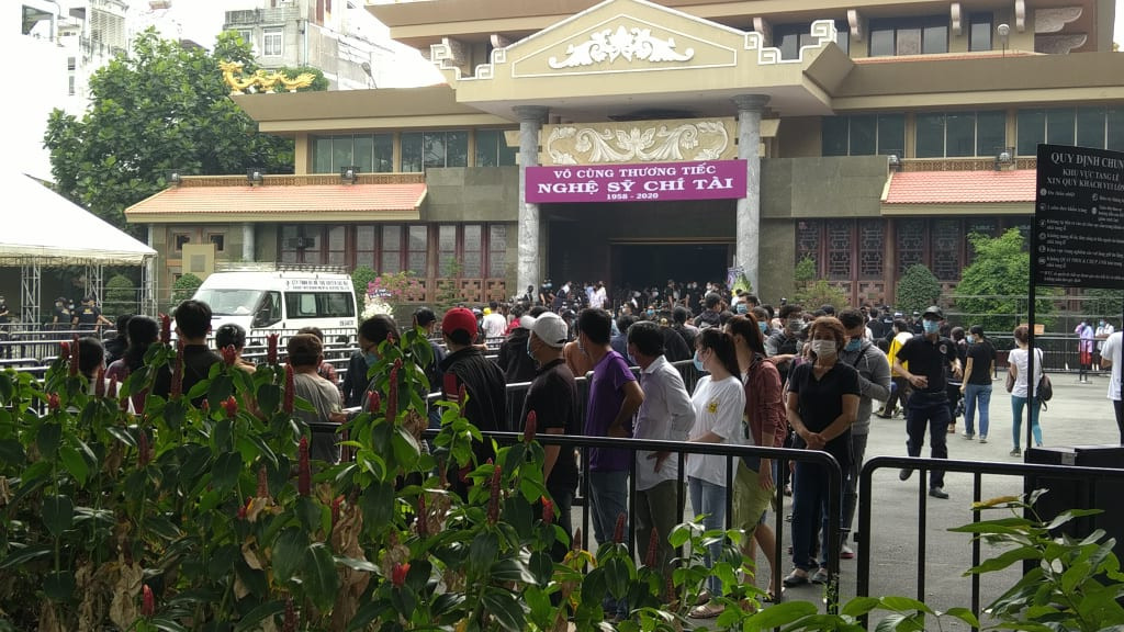 Người dân xếp hàng dài xuyên trưa chờ được nhìn Chí Tài lần cuối trước khi qua Mỹ ảnh 4