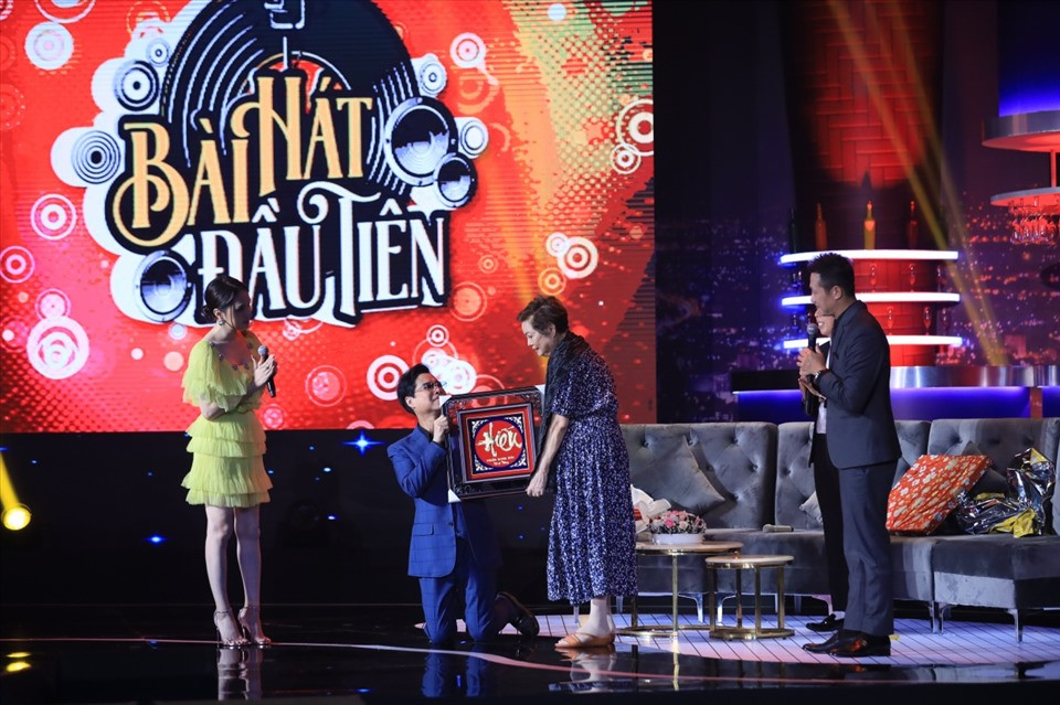 Ngọc Sơn quỳ gối tặng mẹ chữ Hiếu, nước mắt lã chã rơi vì tình cảm của fan cứng ảnh 5