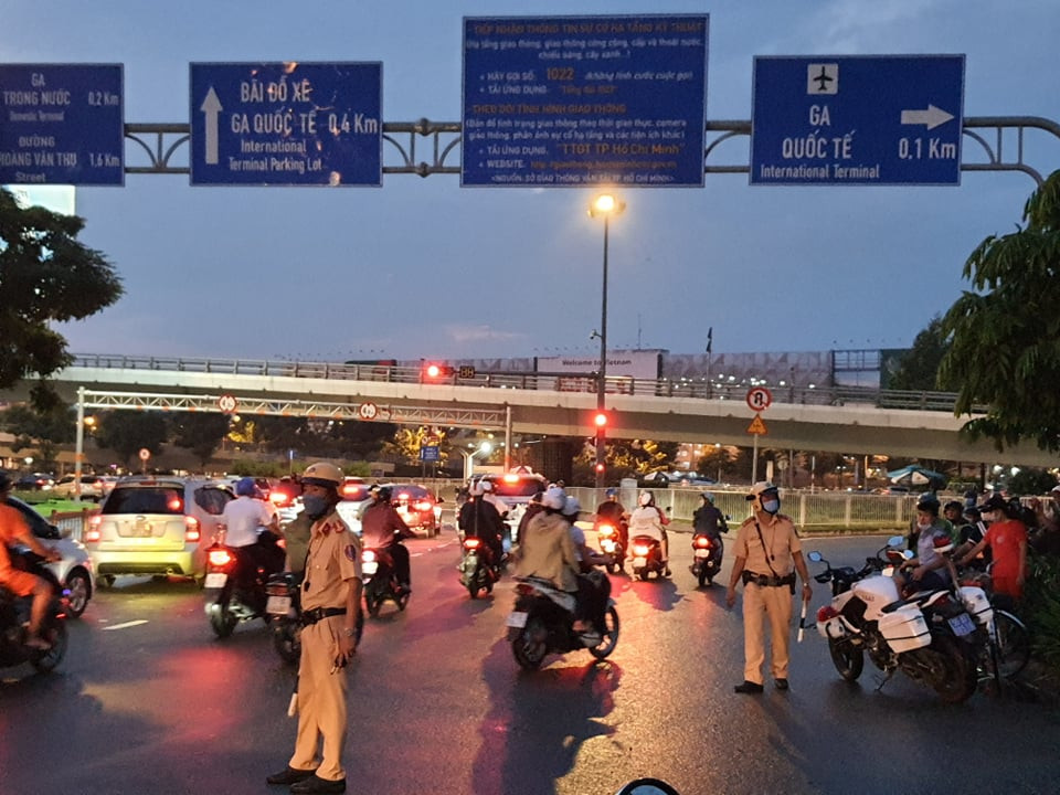 Hàng nghìn người dân chờ dưới mưa dọc đường ra sân bay để chào Chí Tài lần cuối ảnh 7