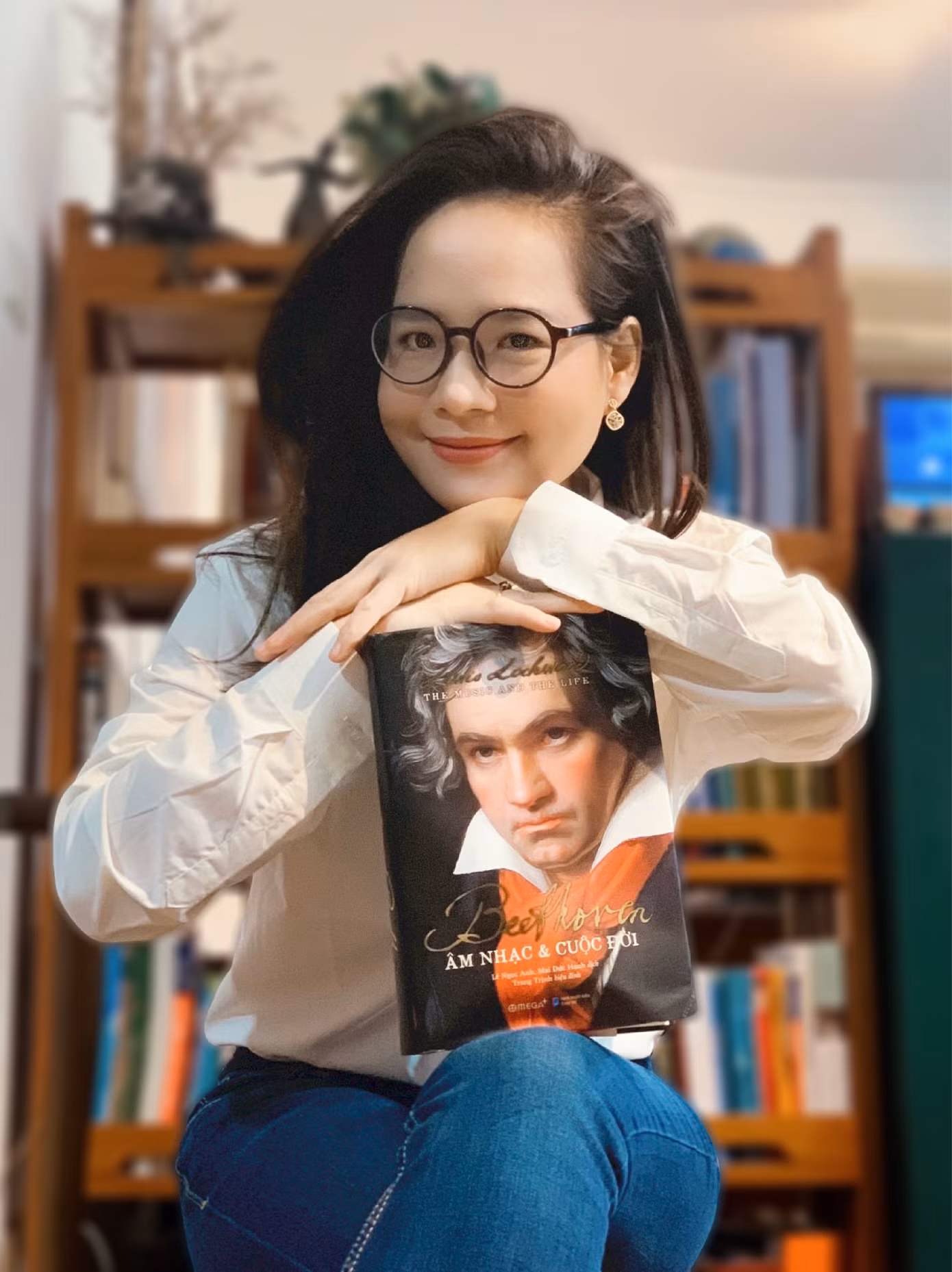 Đinh Hoài Xuân xinh đẹp trong vai trò đại sứ cho… sách về Beethoven ảnh 1