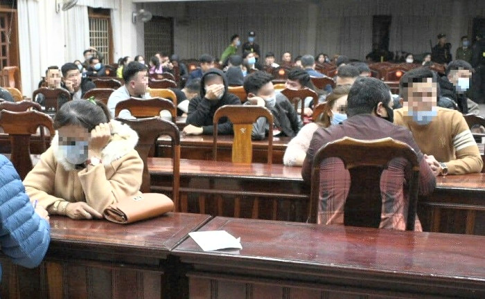 Phát hiện cả trăm nam nữ 'bay lắc' điên cuồng trong quán bar ảnh 1