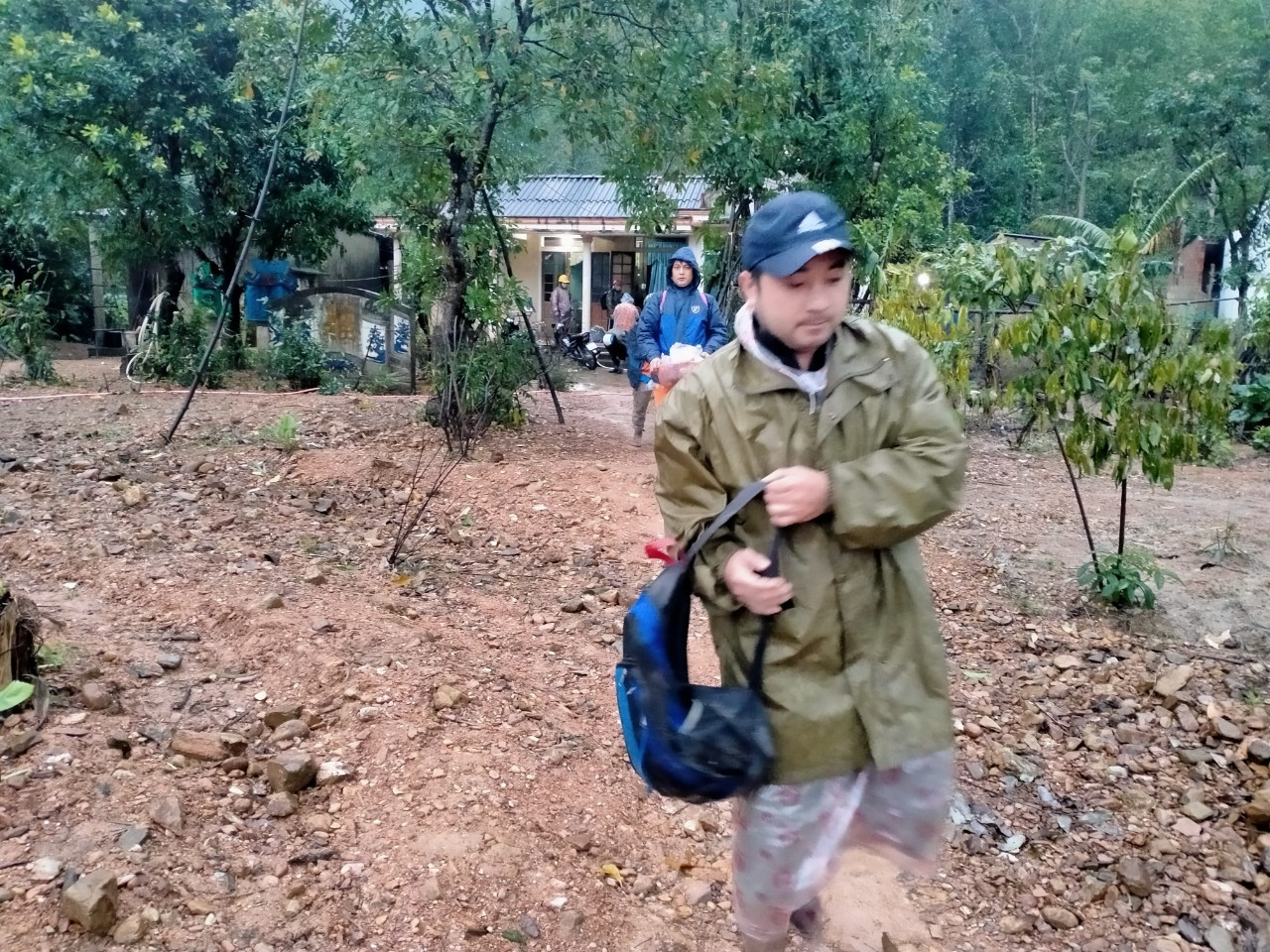 Gần 150 người đội mưa rét tìm cụ ông mất tích trong rừng ảnh 4