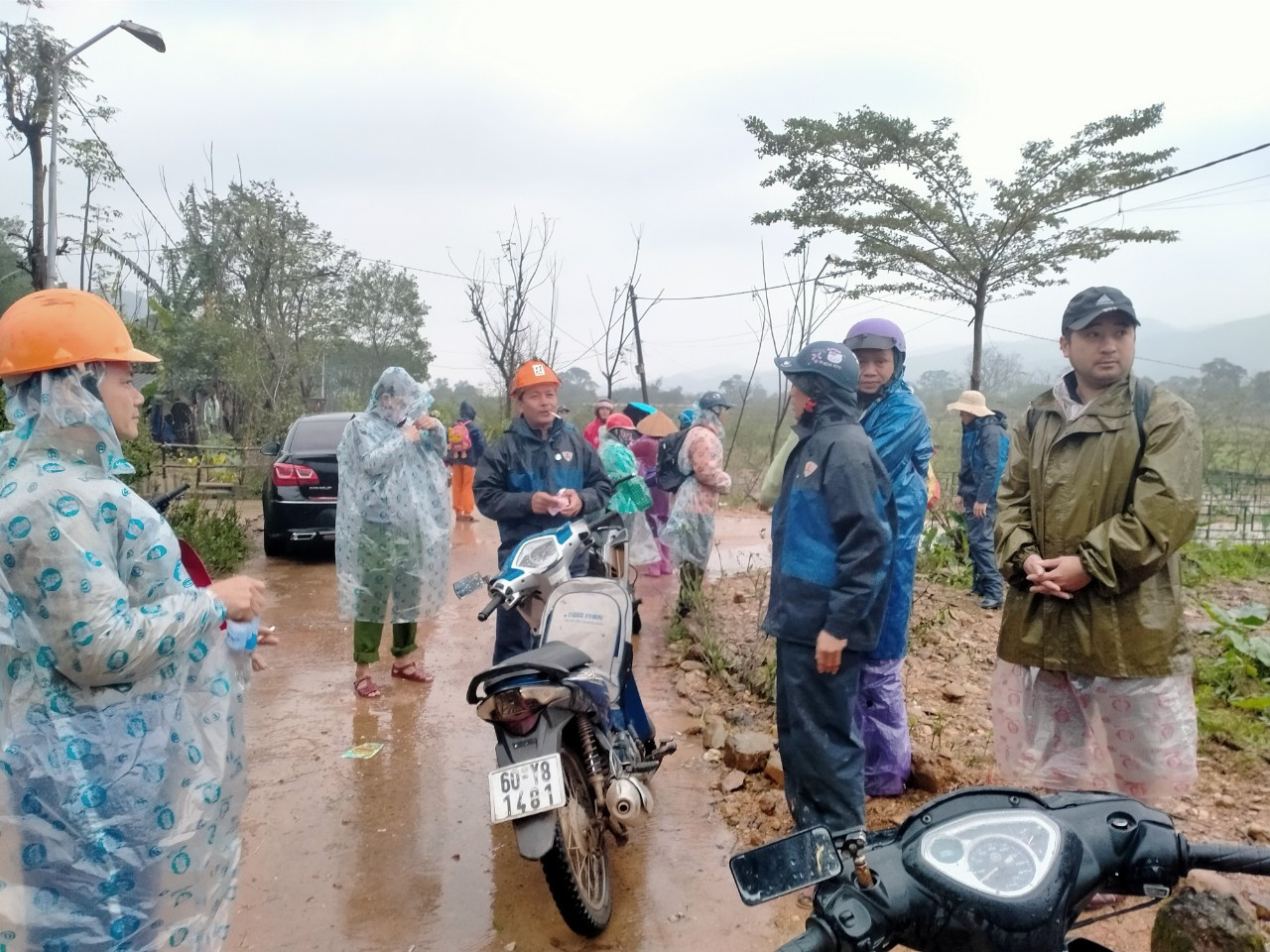 Gần 150 người đội mưa rét tìm cụ ông mất tích trong rừng ảnh 3