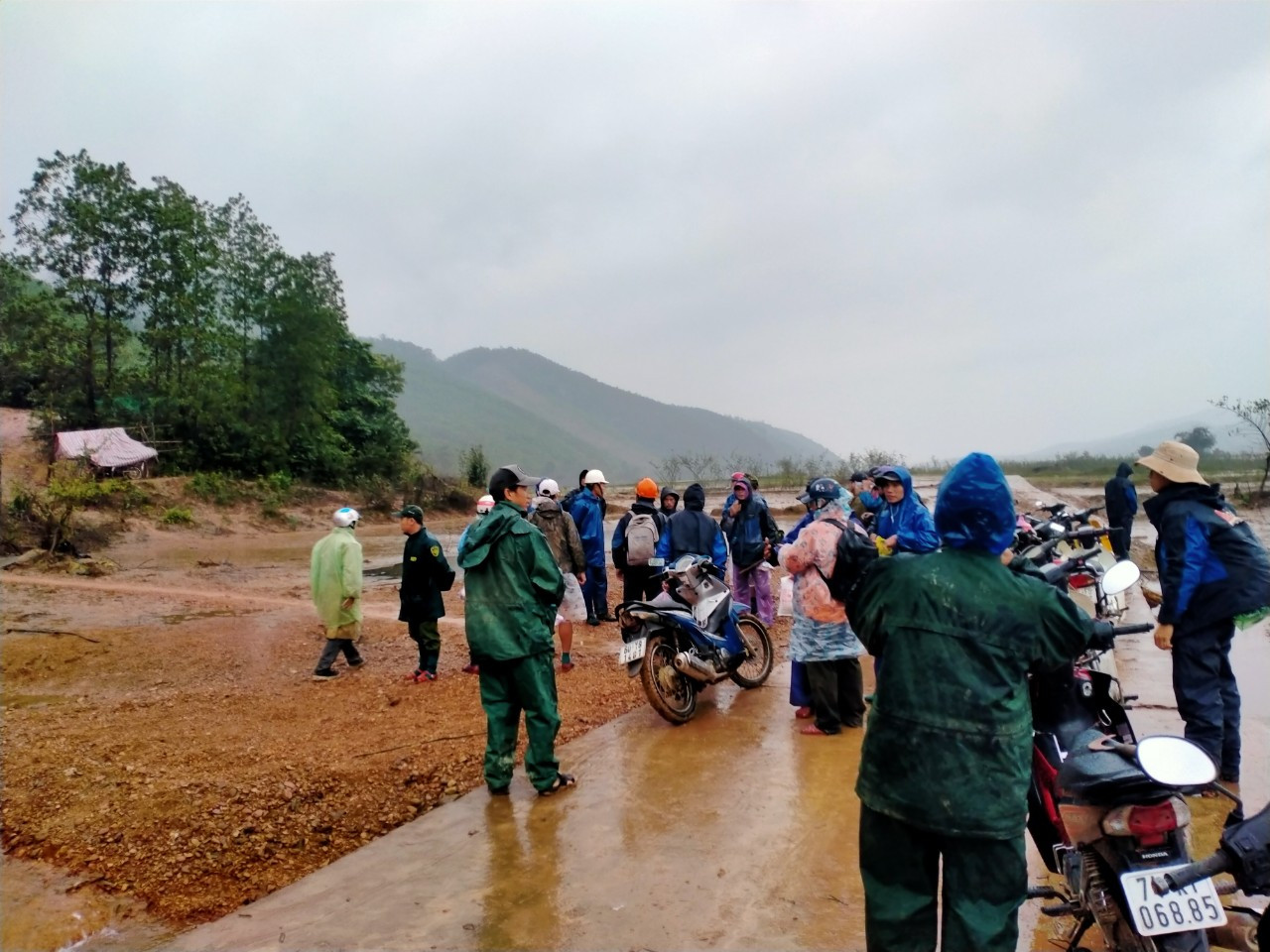 Gần 150 người đội mưa rét tìm cụ ông mất tích trong rừng ảnh 2