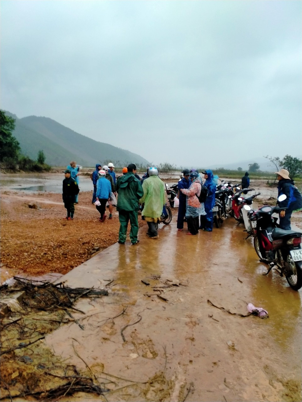 Gần 150 người đội mưa rét tìm cụ ông mất tích trong rừng ảnh 1