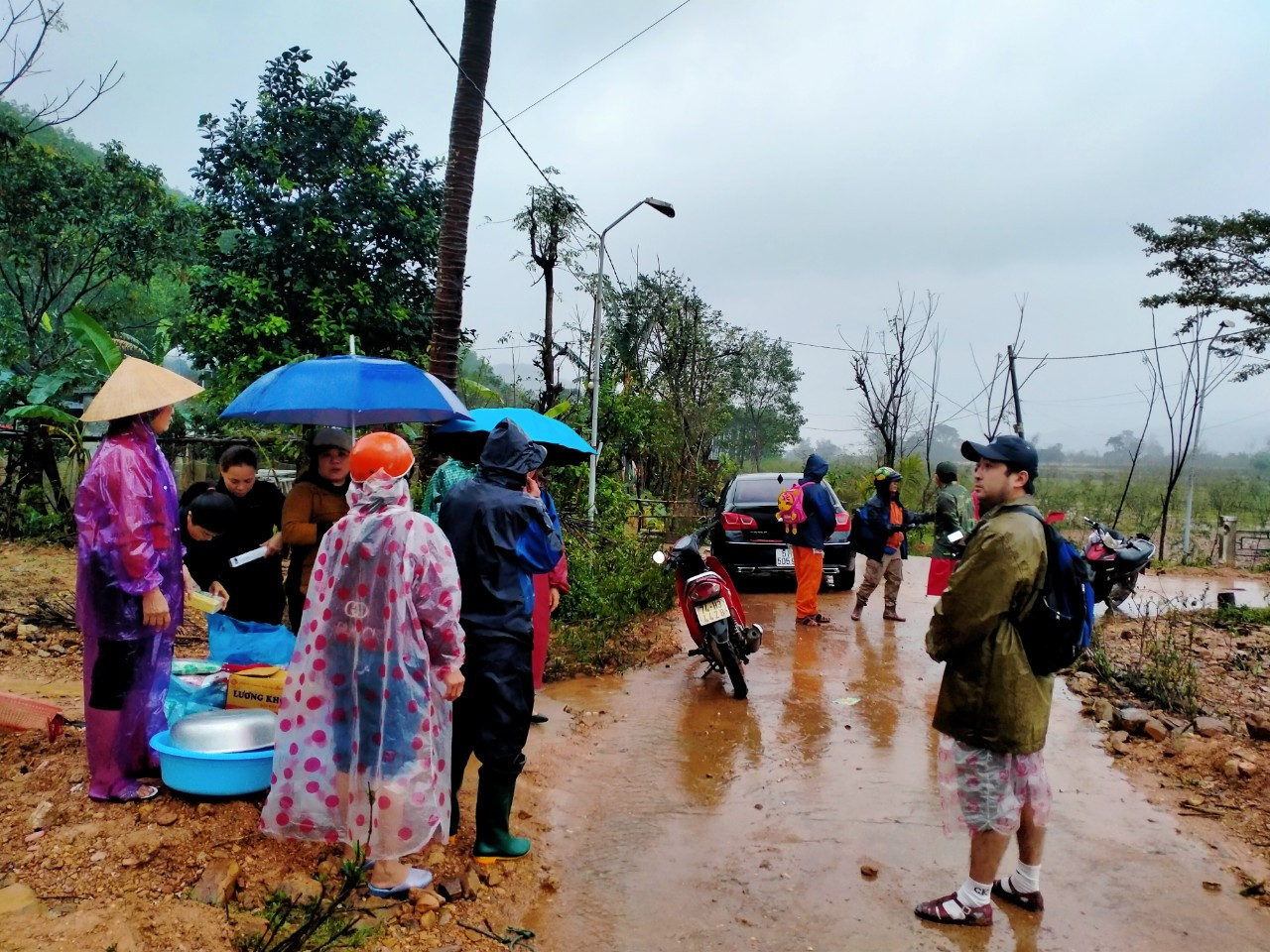 Gần 150 người đội mưa rét tìm cụ ông mất tích trong rừng ảnh 5