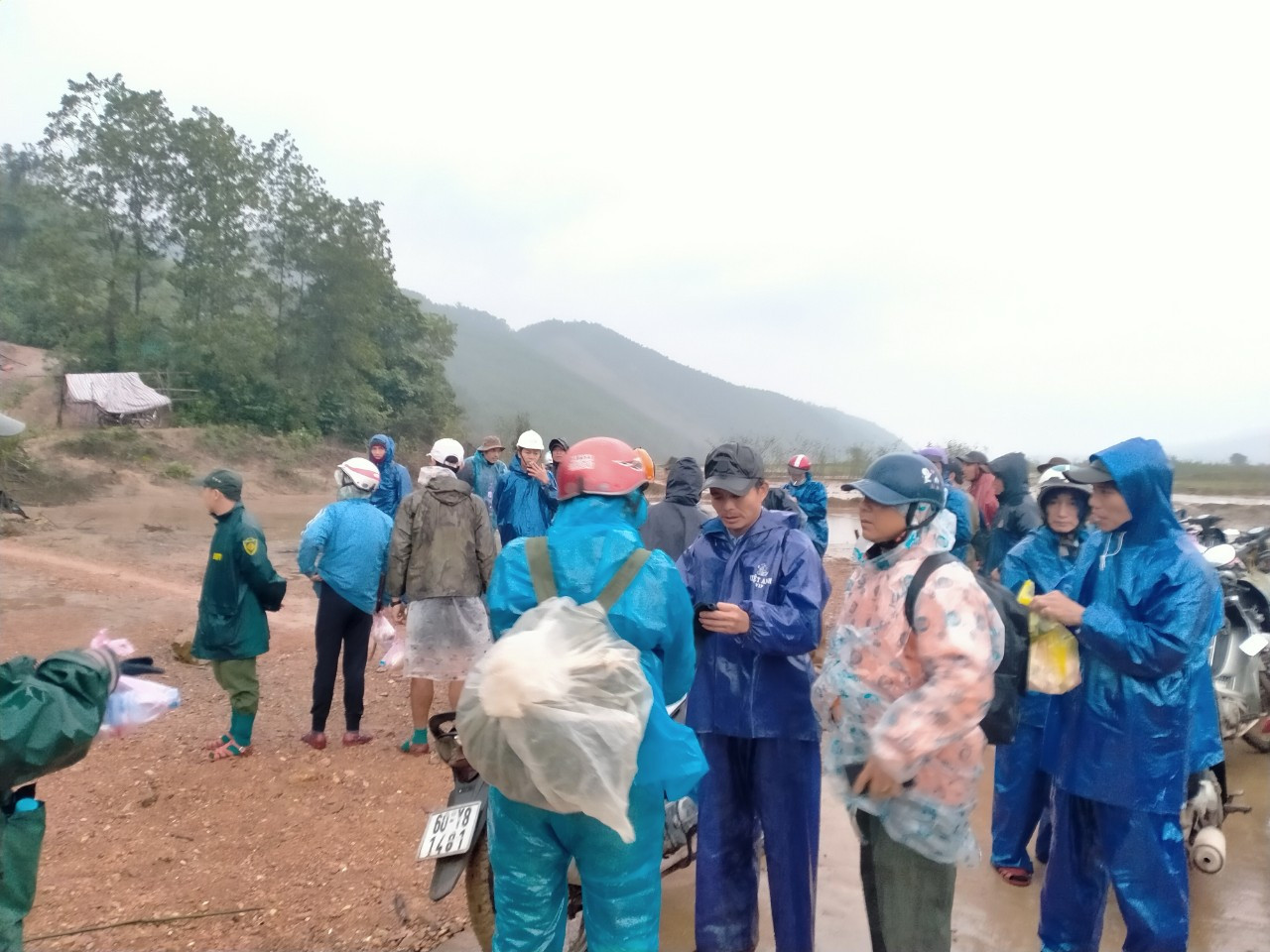 Gần 150 người đội mưa rét tìm cụ ông mất tích trong rừng ảnh 6