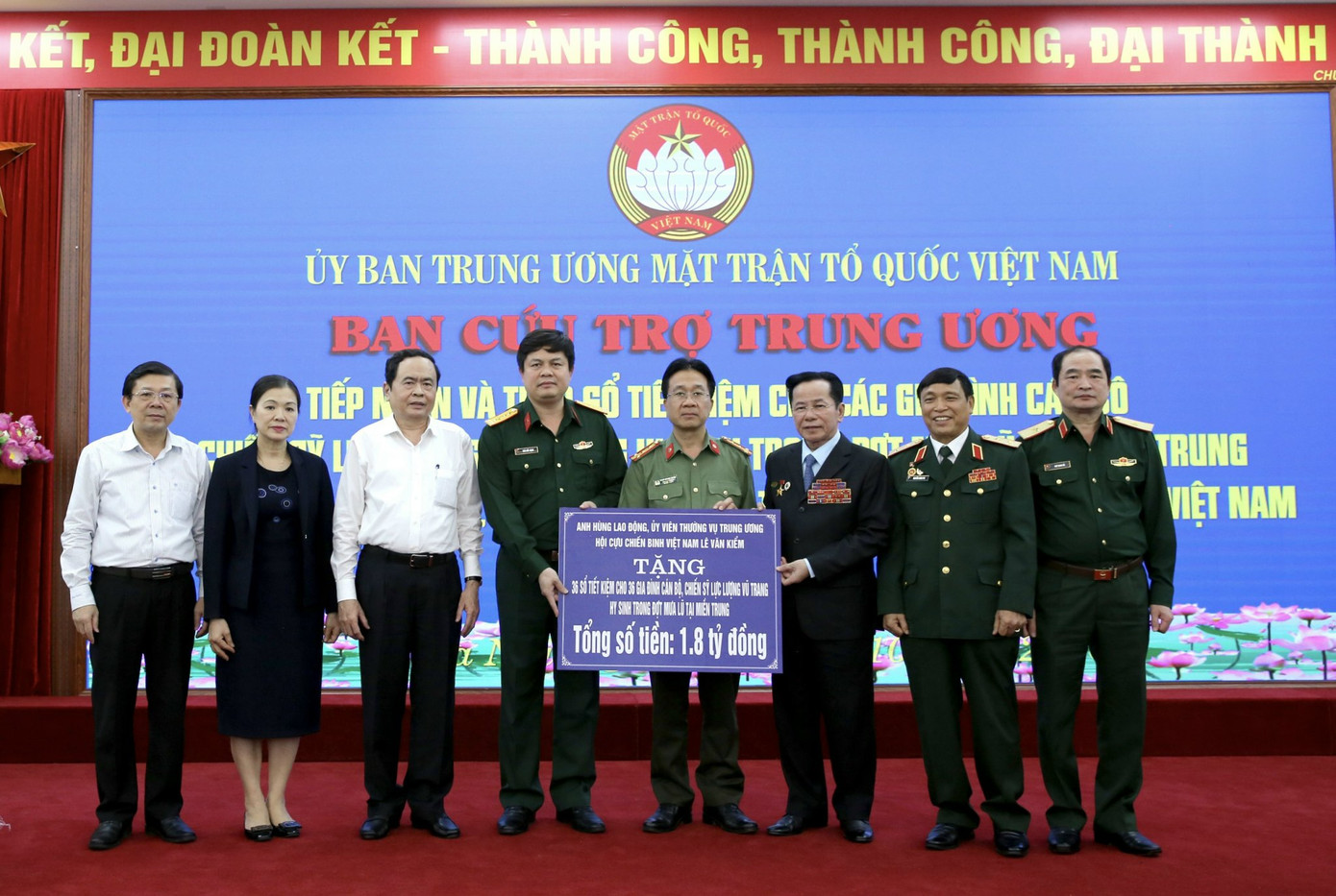 AHLĐ Lê Văn Kiểm và gia đình ủng hộ 31,8 tỷ đồng cho người nghèo và người dân vùng lũ ảnh 3