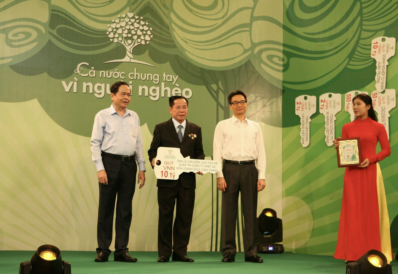 AHLĐ Lê Văn Kiểm và gia đình ủng hộ 31,8 tỷ đồng cho người nghèo và người dân vùng lũ ảnh 2