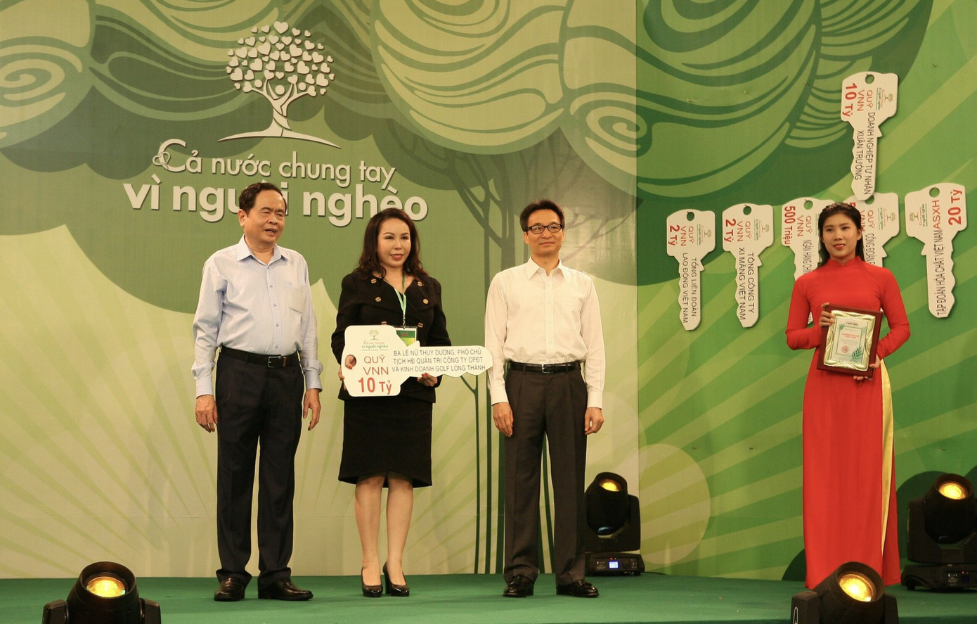 AHLĐ Lê Văn Kiểm và gia đình ủng hộ 31,8 tỷ đồng cho người nghèo và người dân vùng lũ ảnh 4