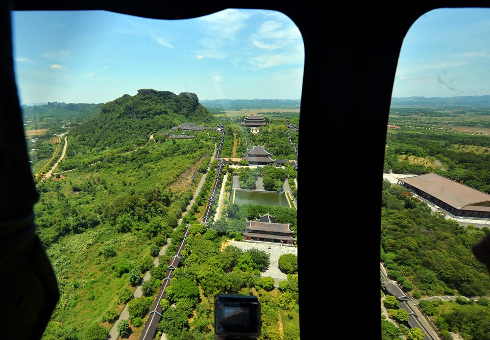 Du khách trải nghiệm vãn cảnh Tràng An bằng trực thăng ảnh 2