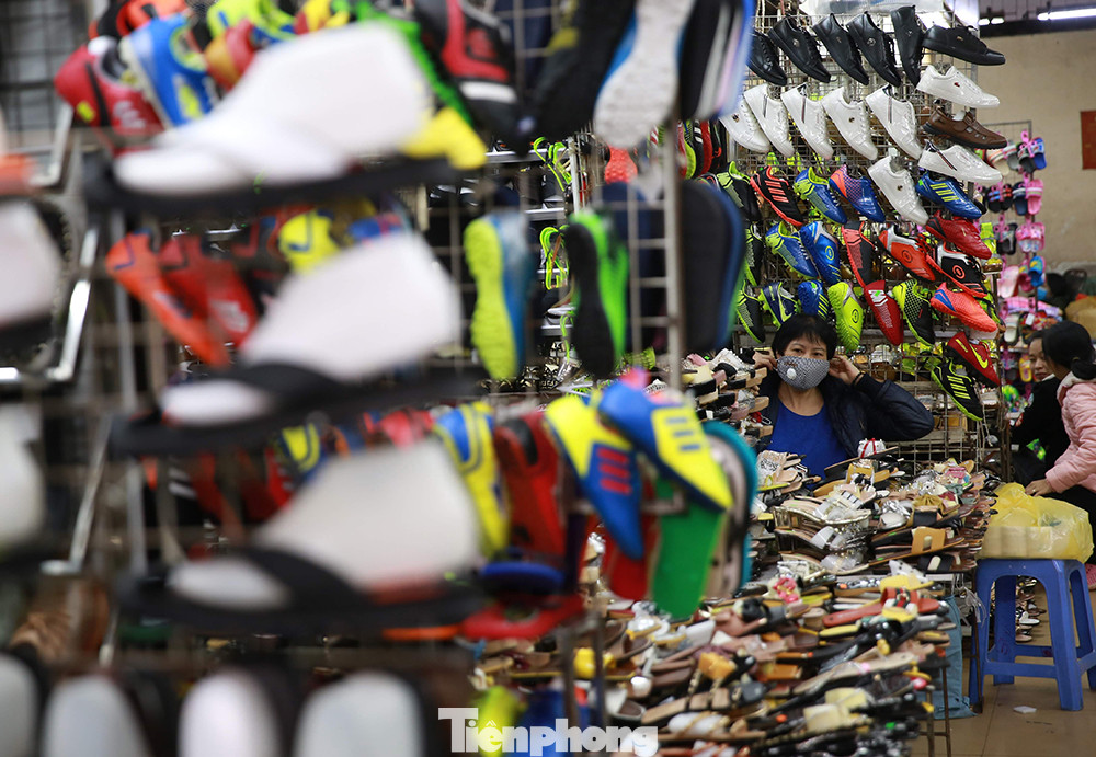 Khách đìu hiu, tiểu thương đeo khẩu trang ngủ gục thời dịch Covid -19 ảnh 8