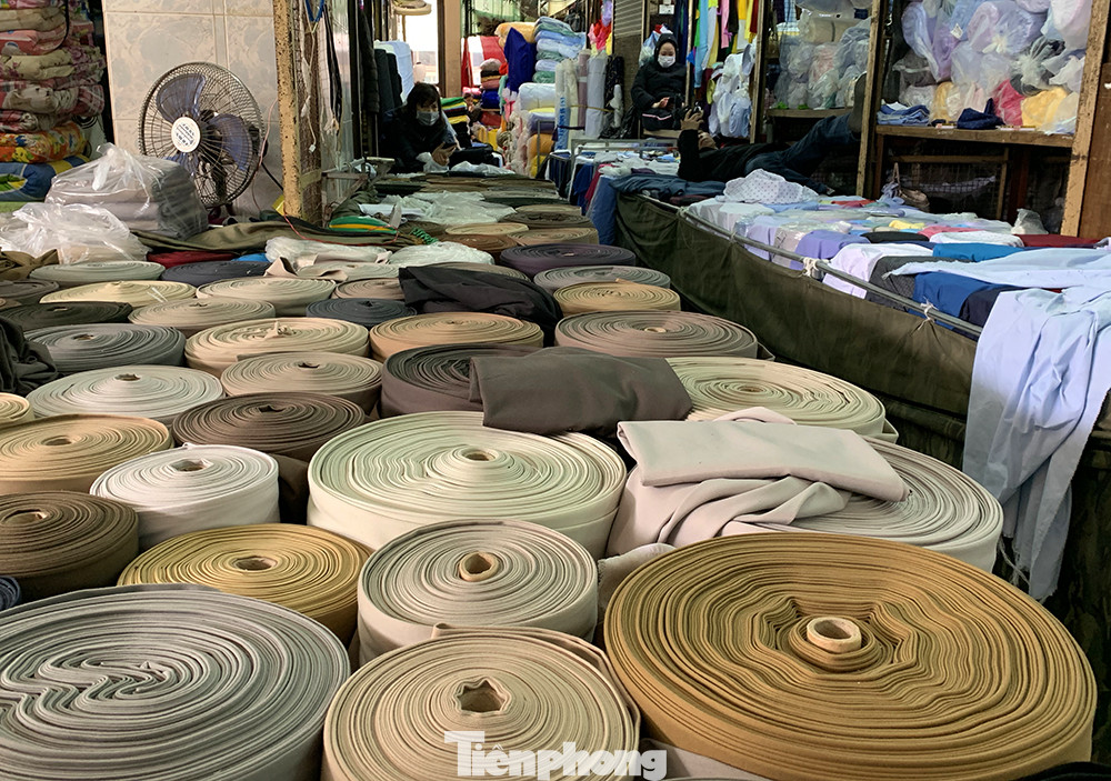 Khách đìu hiu, tiểu thương đeo khẩu trang ngủ gục thời dịch Covid -19 ảnh 3