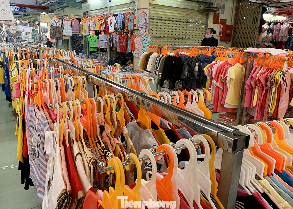 Khách đìu hiu, tiểu thương đeo khẩu trang ngủ gục thời dịch Covid -19 ảnh 4