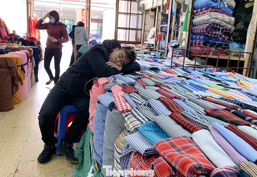 Khách đìu hiu, tiểu thương đeo khẩu trang ngủ gục thời dịch Covid -19 ảnh 2