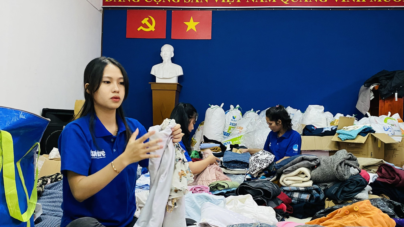 Giới trẻ Sài Gòn ngày đêm tiếp nhận vật phẩm tiếp ứng bà con miền Trung ảnh 2