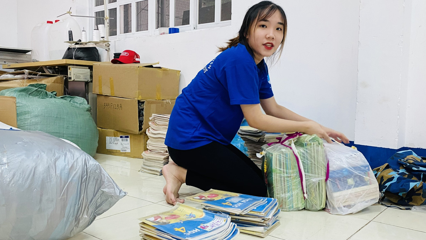 Giới trẻ Sài Gòn ngày đêm tiếp nhận vật phẩm tiếp ứng bà con miền Trung ảnh 9