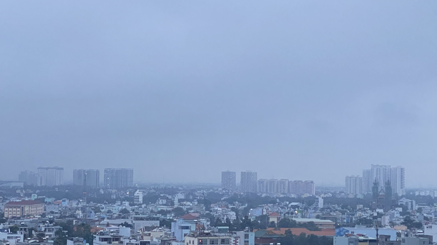 Mây mù che phủ bầu trời TP.HCM, cảnh báo mưa dông có sét ảnh 3