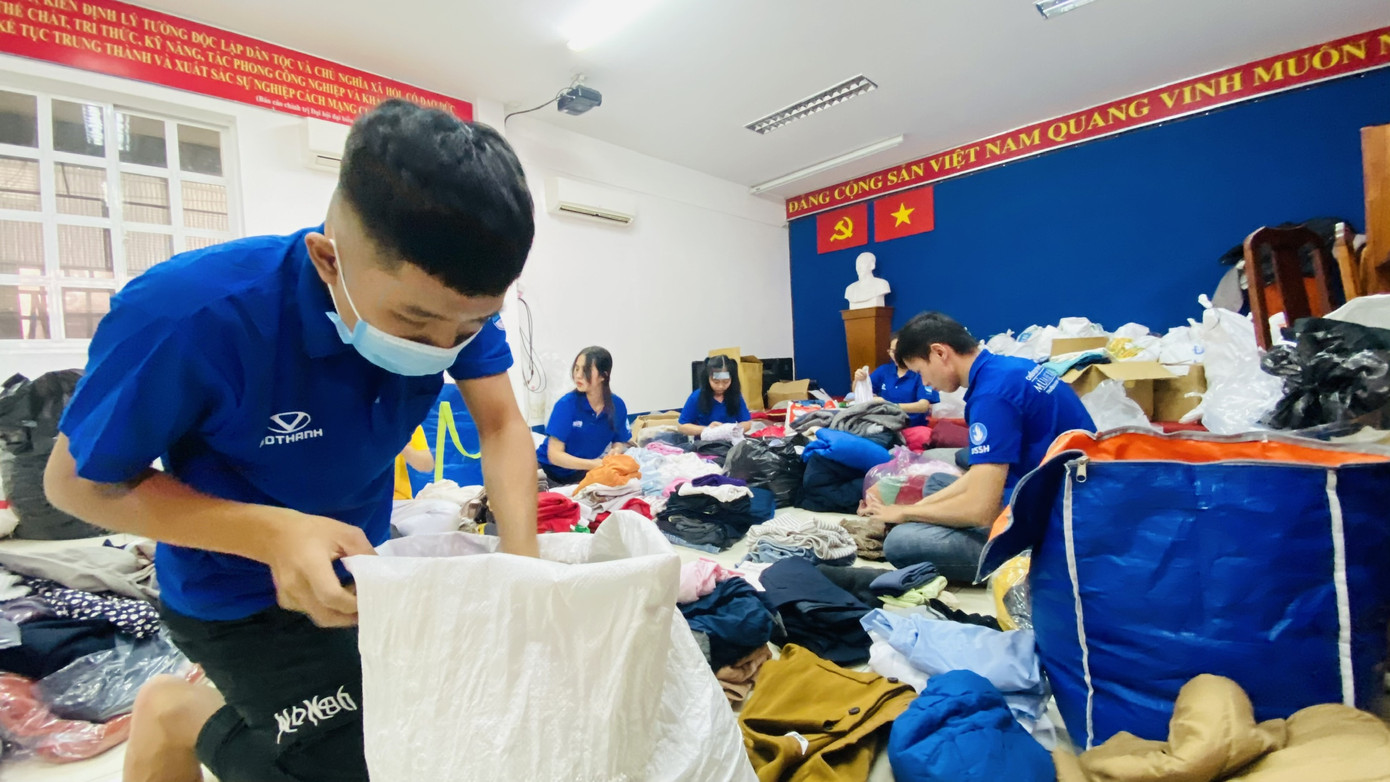 Giới trẻ Sài Gòn ngày đêm tiếp nhận vật phẩm tiếp ứng bà con miền Trung ảnh 7