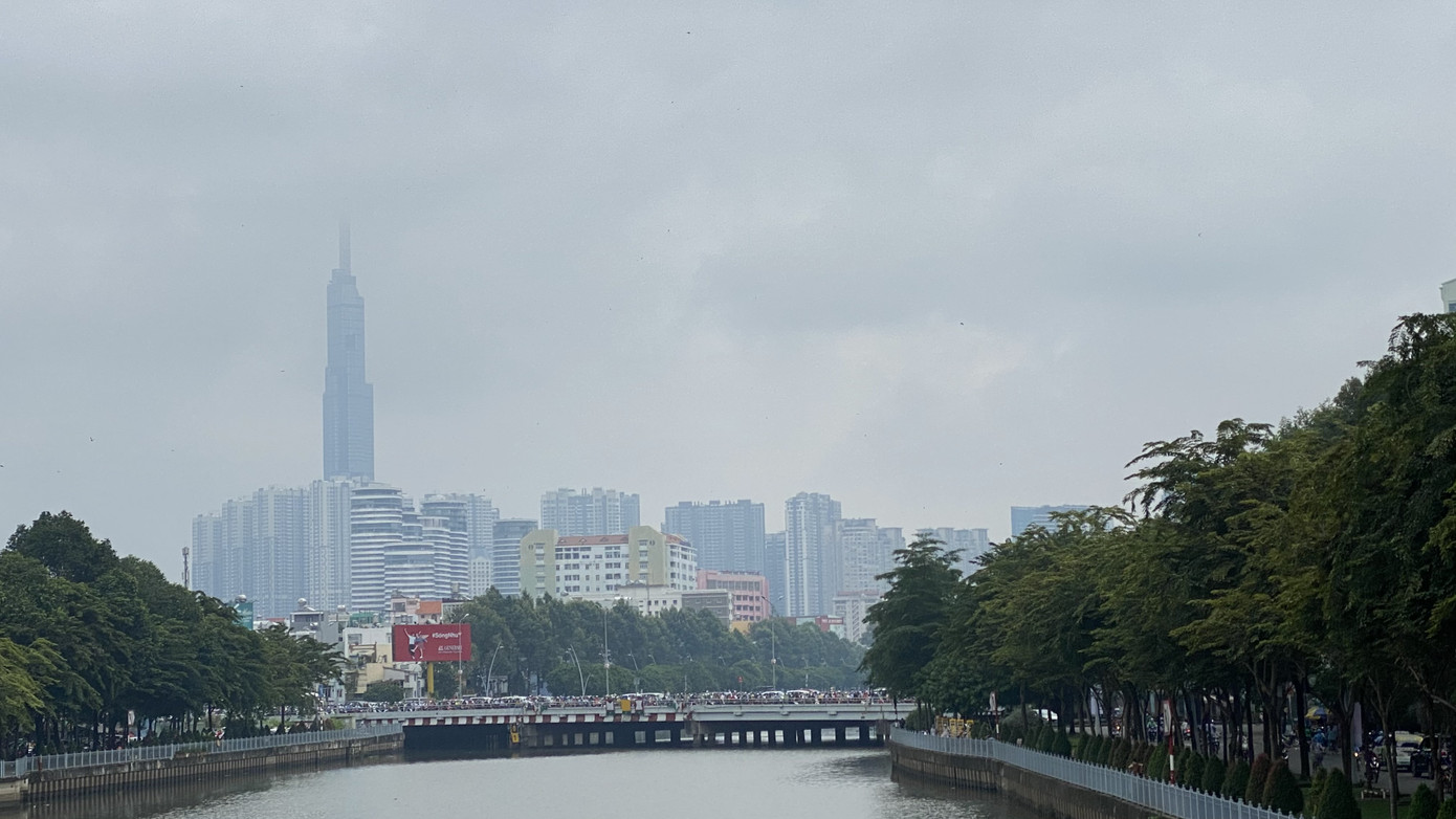 Mây mù che phủ bầu trời TP.HCM, cảnh báo mưa dông có sét ảnh 1