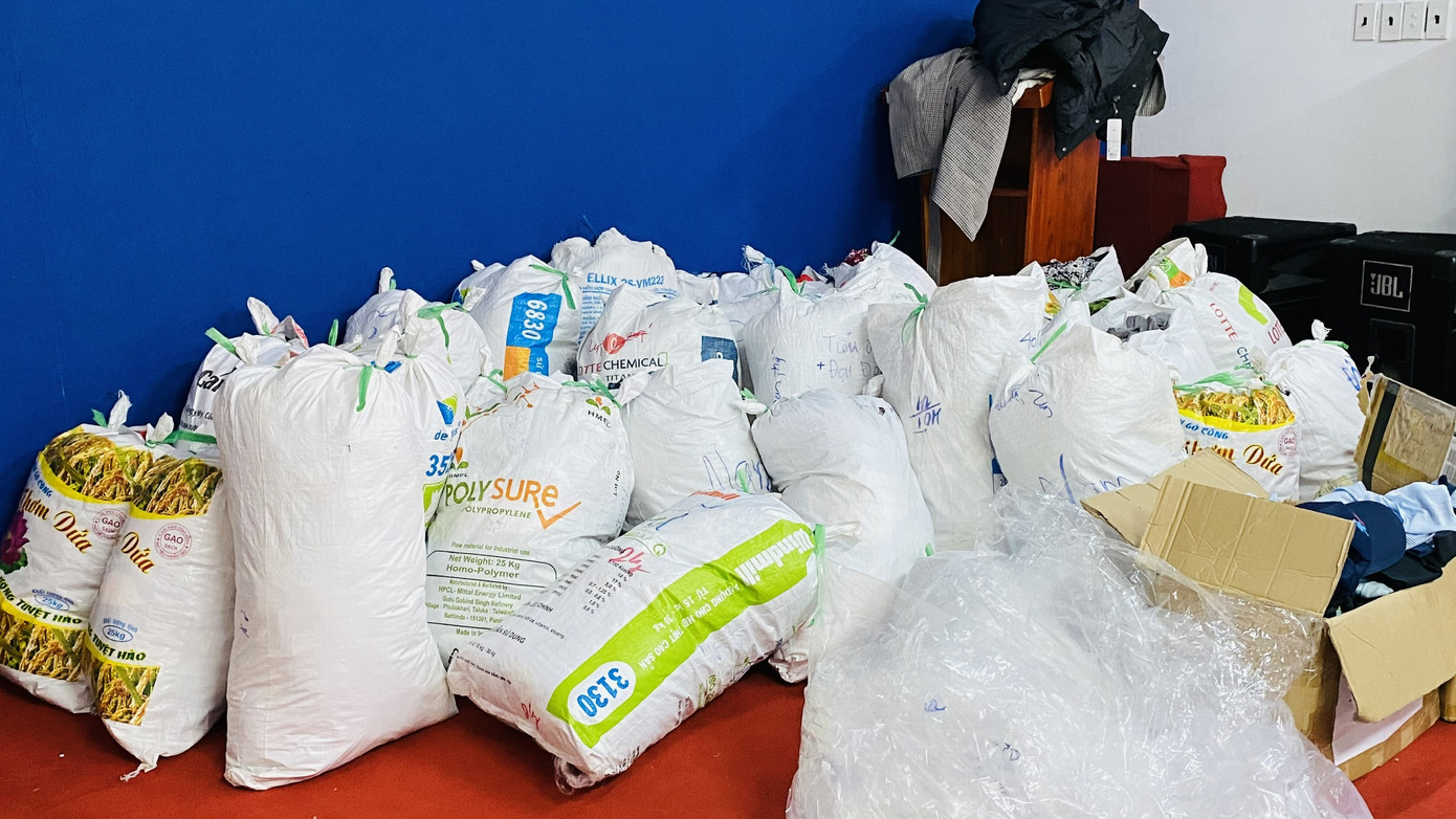 Giới trẻ Sài Gòn ngày đêm tiếp nhận vật phẩm tiếp ứng bà con miền Trung ảnh 10