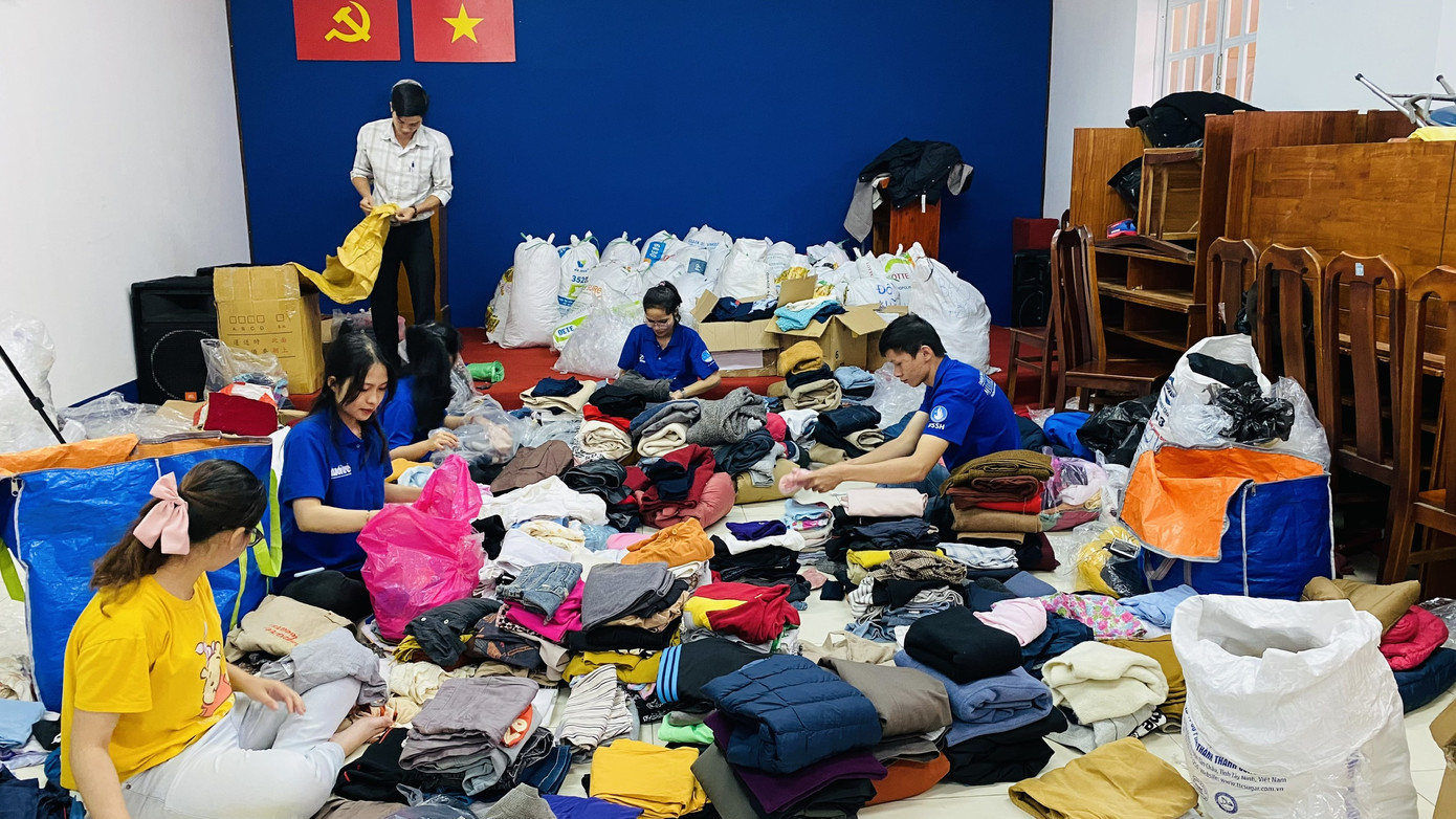 Giới trẻ Sài Gòn ngày đêm tiếp nhận vật phẩm tiếp ứng bà con miền Trung ảnh 3