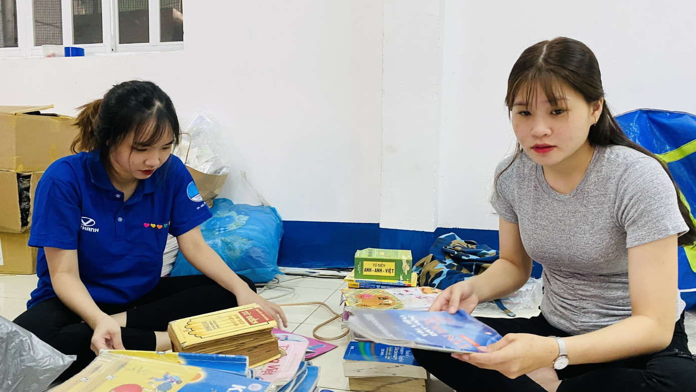 Giới trẻ Sài Gòn ngày đêm tiếp nhận vật phẩm tiếp ứng bà con miền Trung ảnh 8