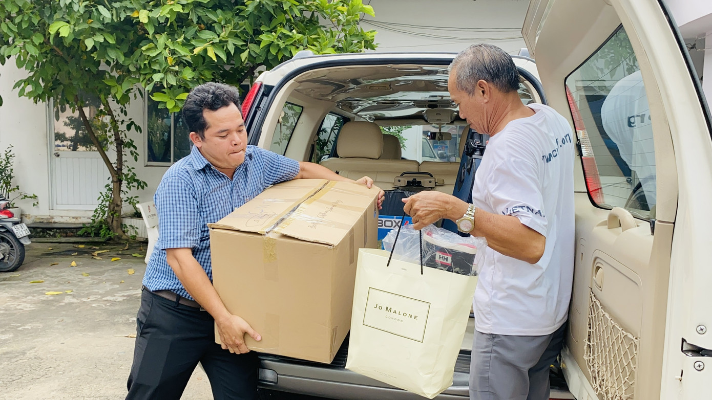 Giới trẻ Sài Gòn ngày đêm tiếp nhận vật phẩm tiếp ứng bà con miền Trung ảnh 4