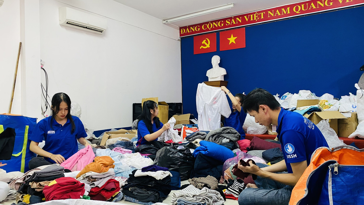 Giới trẻ Sài Gòn ngày đêm tiếp nhận vật phẩm tiếp ứng bà con miền Trung ảnh 5