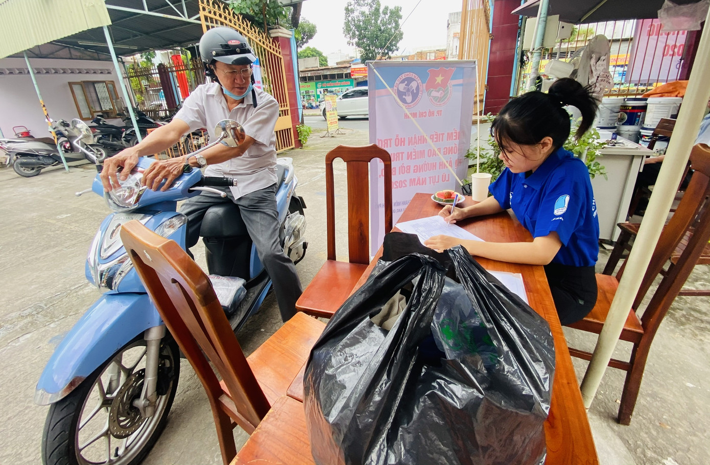 Giới trẻ Sài Gòn ngày đêm tiếp nhận vật phẩm tiếp ứng bà con miền Trung ảnh 1