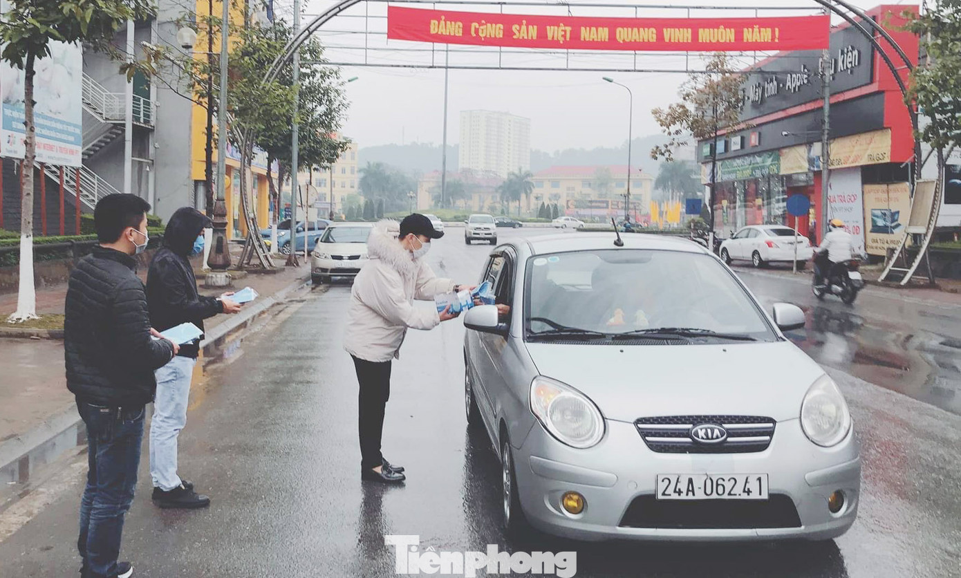 Giữa dịch corona: Doanh nghiệp du lịch phát khẩu trang miễn phí cho hành khách ảnh 4