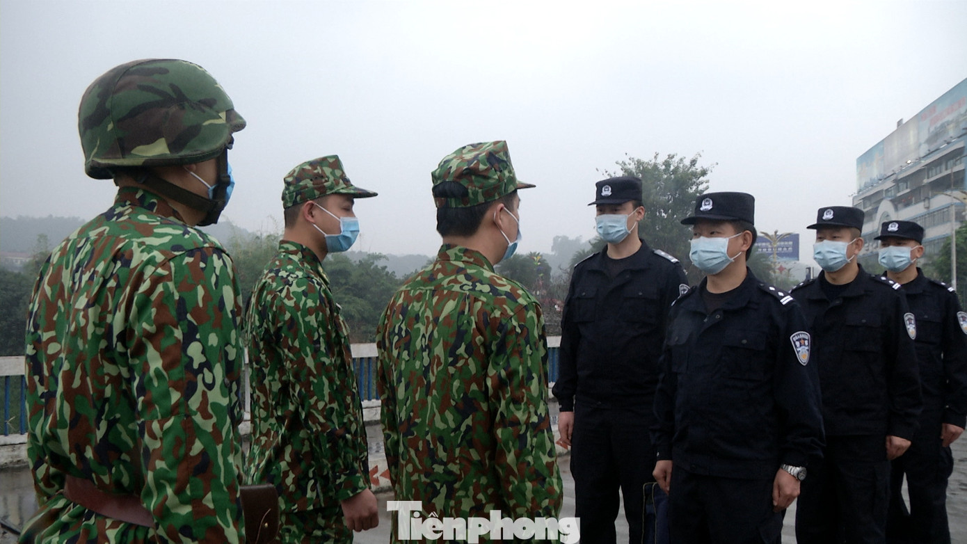 Biên phòng Việt - Trung phối hợp tuần tra ngăn chặn dịch Covid-19 ảnh 2